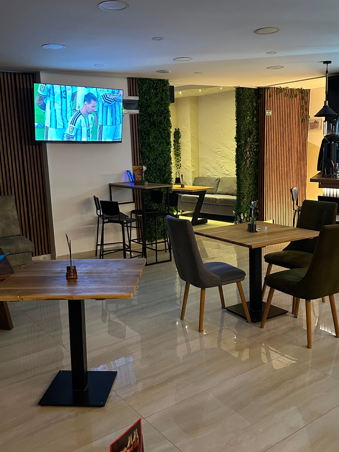 HUB lounge sa velikim TV-om